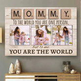 Foto-Leinwanddruck „Mommy To The World You Are One Person But To Us You Are The World“.